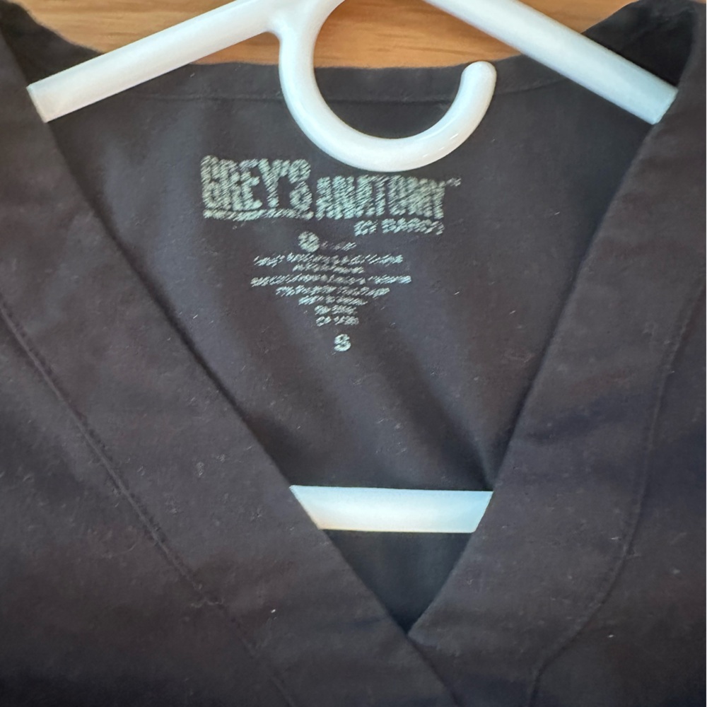 Grey’s Anatomy 3 sets of scrubs black, grey and navy blue bottoms XS tops S - Picture 9 of 11